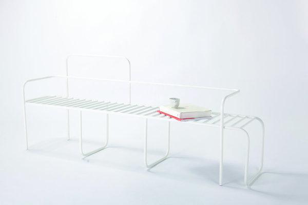 « Near the Swimming Pool » est un banc conçu en métal laqué blanc, sous la forme d’un transat épuré. Invitation à se prélasser au soleil, le siège se joue de la serviette, pour mieux l’empêtrer dans son système de barreaux.