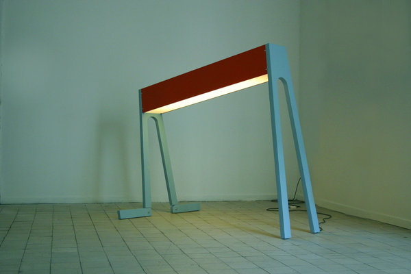 De la collection « Objets Vagues », ce portique lumineux se présente comme un lampe classique, pouvant servir de luminaire d’appoint pour lire ou se relaxer. En bois peint et feuilles d’acier, elle permet de créer un espace hybride, dans l’esprit cocooning.