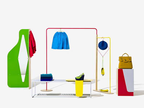 « Objet Coloré » ne perd pas de vue l’aspect pratique, que doit posséder un mobilier destiné aux vitrines de magasins. La flexibilité doit être au cœur de la modularité, afin de varier à l’infini les installations.