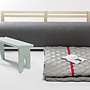 Dans un esprit modulaire, la « Soft Fold Cabane » permet de multiplier les espaces alternatifs, en se composant de couettes, d’une table de lecture, d’un banc et d’une lampe. Luxe, calme et volupté, où l’harmonie règne en maîtresse.