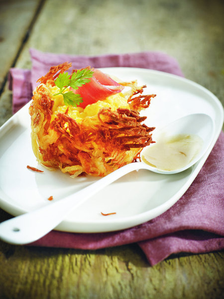Enfermer dans un panier de pomme de terre, le coulis de mogettes et ses œufs brouillés n'attendent qu'un coup de fourchette, pour révéler son cœur fondant. Un soupçon de fleur de sel de Noirmoutier suffit pour libérer les saveurs.