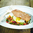 La galette de sarrasin vient recouvrir jalousement un œuf mollet, prêt à laisser répandre son jaune à peine cuit. Pour apporter une touche d'exotisme, le gingembre vivifie le goût automnal des champignons de Paris.