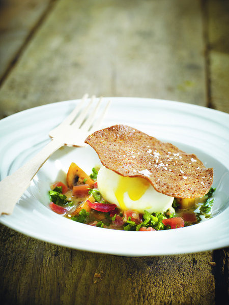 La galette de sarrasin vient recouvrir jalousement un œuf mollet, prêt à laisser répandre son jaune à peine cuit. Pour apporter une touche d'exotisme, le gingembre vivifie le goût automnal des champignons de Paris.