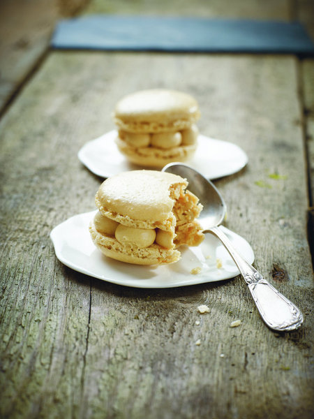 Dans l'esprit des mignardises, cette pâtisserie offre une alternative intéressante au célèbre macaron, où le spéculoos et la cannelle s'unissent pour apporter une saveur épicée.