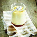 La crème renversée se revisite dans une version sucré/salé, inspirée d'un produit phare de la Bretagne : le caramel au beurre salé. Une manière de vivifiée le dessert, avec une touche d'originalité.