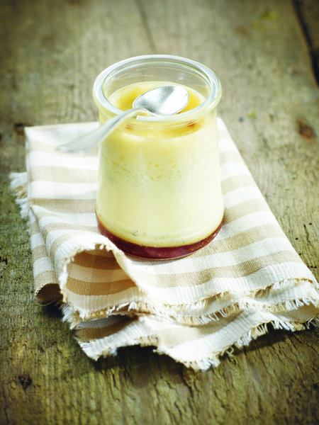 La crème renversée se revisite dans une version sucré/salé, inspirée d'un produit phare de la Bretagne : le caramel au beurre salé. Une manière de vivifiée le dessert, avec une touche d'originalité.