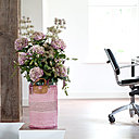 La grande taille des tiges d'hortensia en fait des fleurs idéales pour remplir un grand vase et habiller une pièce neutre.