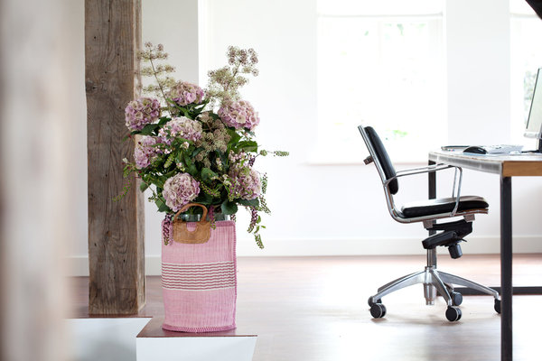 La grande taille des tiges d'hortensia en fait des fleurs idéales pour remplir un grand vase et habiller une pièce neutre.