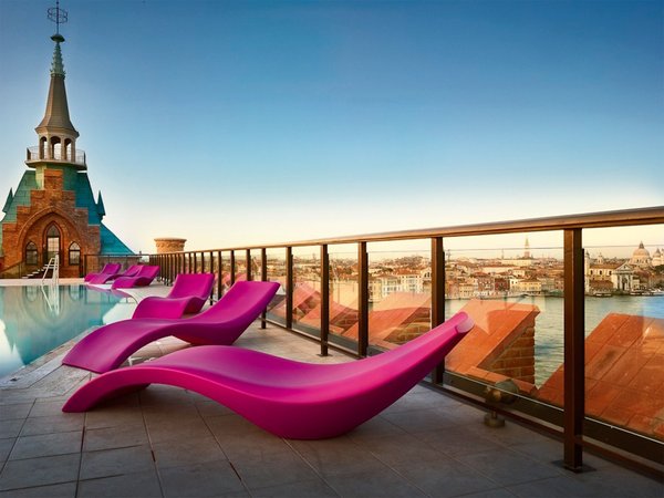 Des bains de soleil particulièrement élégants. En polyéthylène résistant aux UV. L 220 x 63 x H 59 cm. Bain de soleil Cloé de My Your. A partir de 815 €. Jardinchic.com