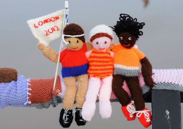 Les Fans et groopies agitent leur drapeau.