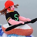 Kayakiste à l'oeuvre sur flots déchaînés.