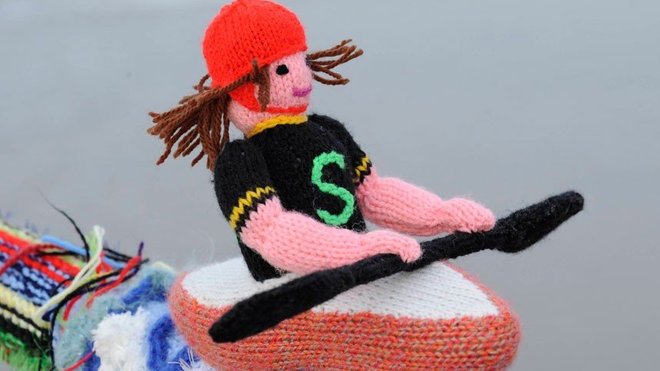 Kayakiste à l'oeuvre sur flots déchaînés.