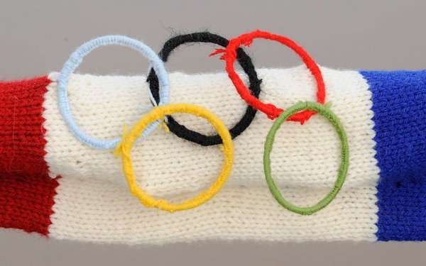 Les anneaux olympiques, emblème des jeux.