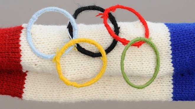 Les anneaux olympiques, emblème des jeux.