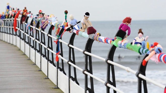 La jetée, longue chaine humaine de sportifs tricotés sur 50 mètres.