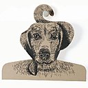 Cocobohème propose également un chien-cintre qui, une fois recouvert d'un vêtement, donne l'impression d'être habillé ! En vente sur www.autreshop.com