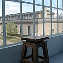 Vu travers les vitres de la véranda de la villa des Brillants, l’atelier construit par l’architecte Henri Favier, transformé aujourd’hui en musée des plâtres