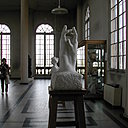 Un marbre immaculé parmi les plâtres tout aussi blancs, dans l’atelier musée de Meudon.