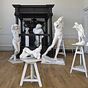 Pièces de la collection d’antiques de Rodin, dans la salle du rez-de chaussée de la villa des Brillants.