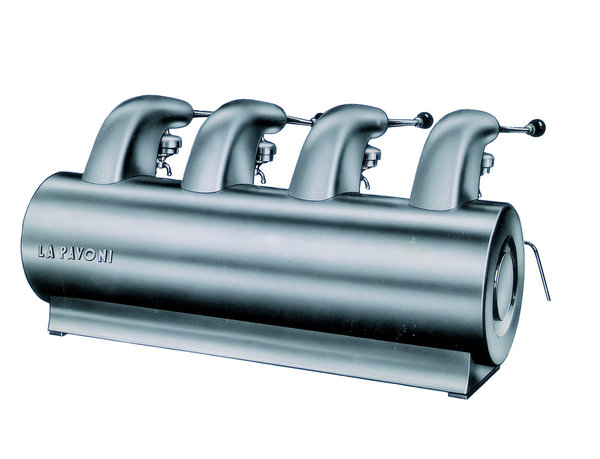 Gio Ponti met en valeur les lignes courbes de la machine par un design d’inspiration industriel. Déformé par le procédé d’emboutissage, l’inox chromé reflète la lumière dans une rutilance clinquante.