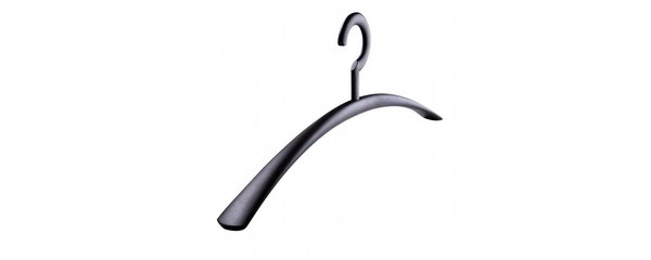 Ce cintre, modèle Becco, vous réconciliera avec le plastique. Couleur noir finition mat sur www.boutiqueducintre.com