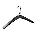 Ce cintre design, modèle Polo sur www.boutiqueducintre.com, est en métal et en hêtre noir ou blanc.