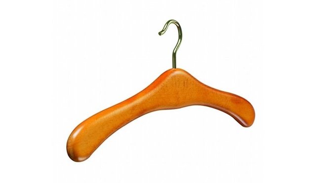 De beaux cintres en merisier, pour un dressing chic ! Sur www.boutiqueducintre.com