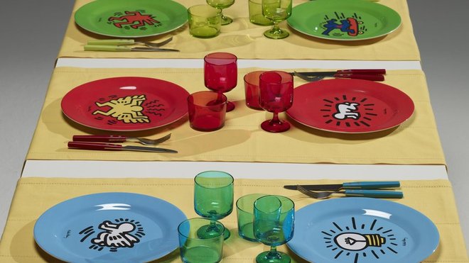 Pour un repas aux accents pop, Platex crée une collection Keith Haring pour les arts de la table. Une décoration qui met en valeur les couleurs, afin de valoriser la convivialité et la bonne humeur.