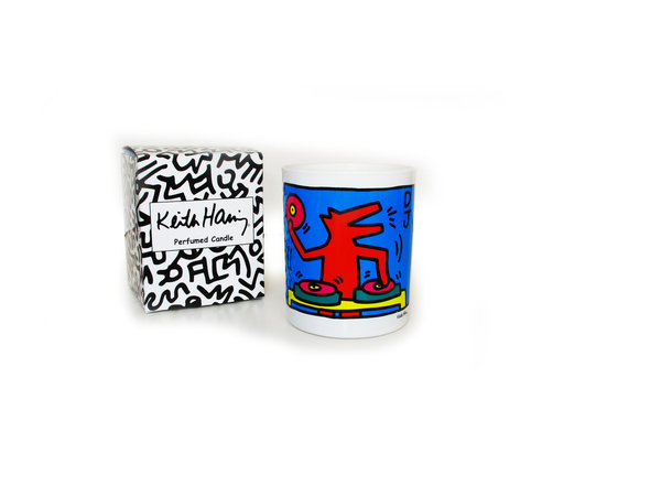 Cette bougie parfumée de Ligne Blanche saura enchanter votre intérieur par la fraîcheur de son arôme de mojito et son dessin du DJ de Keith Haring. Une odeur de fête pour un visuel pop et coloré, avec la collaboration de sa fondation.