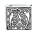 Décoré d’un dessin de Keith Haring, ce vase Hummi de Deco and Me permet de diffuser de l’humidité dans une pièce trop sèche. En céramique, il s’accroche à un radiateur, pour faire évaporer l’eau qu’il contient. Décoré d’un dessin de Keith Haring, ce vase Hummi de Deco and Me permet de diffuser de l’humidité dans une pièce trop sèche. En céramique, il s’accroche à un radiateur, pour faire évaporer l’eau qu’il contient.