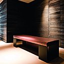 La bibliothèque dessinée par Olivier Lempereur et le banc gainé de cuir sont en sycomore teinté gris.