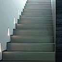 L'escalier de béton ciré mène à l'étage.