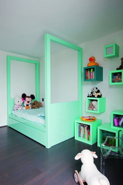 Ambiance contemporaine jusque dans les chambres d'enfants où le mobilier a été dessiné sur mesure, mis à part le mini Louis Ghost de chez Kartell.