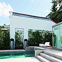 Au centre de la grande terrasse prend place une belle piscine rectangulaire à fond mobile.