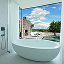 De la salle de bains immaculée, on profite d'une sublime vue avec la Tour Eiffel à l’horizon.