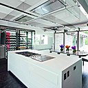 Dans la cuisine, une cave à vin à grande capacité dessinée par Olivier Lempereur délimite l’espace entre l'îlot et la zone salle à manger.