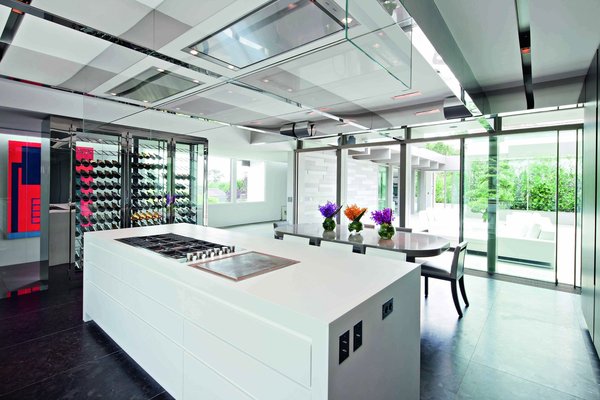 Dans la cuisine, une cave à vin à grande capacité dessinée par Olivier Lempereur délimite l’espace entre l'îlot et la zone salle à manger.