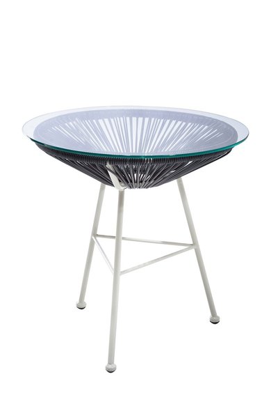 Une table d’appoint au plateau en verre, décor en corde plastique colorée et piétement en acier laqué blanc. H 50 x 50 cm. 230 €. Table d’appoint Ficelle noire, Kare Design en vente chez EPI Luminaires.