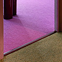 Elément de finition, la barre de seuil permet de faire le lien entre deux types de sol. A l’occasion, elle permet de palier à une légère différence de niveaux, pour une plus grande harmonie des surfaces.