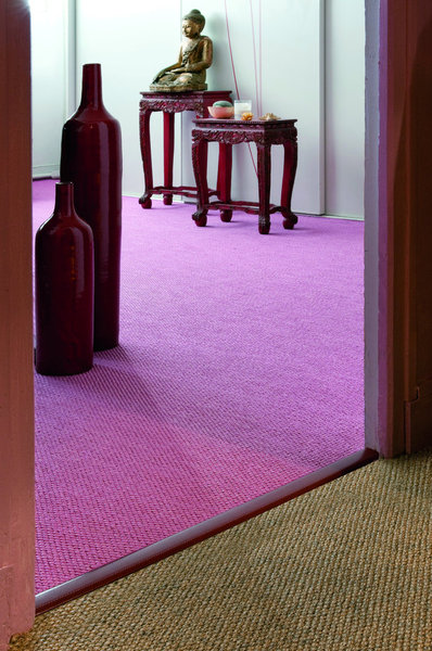 Elément de finition, la barre de seuil permet de faire le lien entre deux types de sol. A l’occasion, elle permet de palier à une légère différence de niveaux, pour une plus grande harmonie des surfaces.