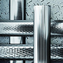 Pour mettre en valeur une décoration industrielle, le métal devient la matière incontournable de la barre de seuil. Résolument moderne, elle confère à un intérieur le souci du détail. Chez Dinac.