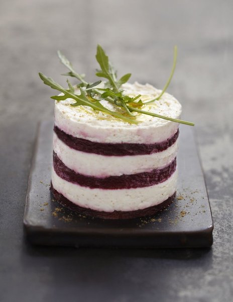 Dans une esthétique soignée, le blanc du fromage de chèvre répond au violet-rose de la betterave, dans un jeu d’équilibre, qui reprend celui des saveurs. Une simple pincée de cumin suffit à affoler les sens pour une dégustation sans défaut.