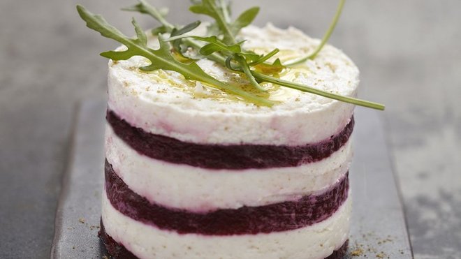 Dans une esthétique soignée, le blanc du fromage de chèvre répond au violet-rose de la betterave, dans un jeu d’équilibre, qui reprend celui des saveurs. Une simple pincée de cumin suffit à affoler les sens pour une dégustation sans défaut. Dans une esthétique soignée, le blanc du fromage de chèvre répond au violet-rose de la betterave, dans un jeu d’équilibre, qui reprend celui des saveurs. Une simple pincée de cumin suffit à affoler les sens pour une dégustation sans défaut.