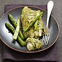 L’omelette protège l’intimité entre l’asperge et le Chavignol, pour une rencontre au sommet des saveurs. Pour rendre folles les papilles, l’arôme du fromage de chèvre vient dynamiser le goût plus subtil de la verdure.