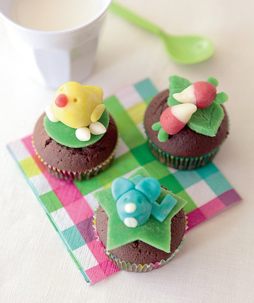 Pâte d'amande transformée en décors pour cupcakes.