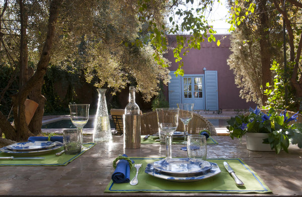 Les sets de tables en lin coloré, assortis aux ronds de serviette en soie végétale, créent une atmosphère chaleureuse et gaie.