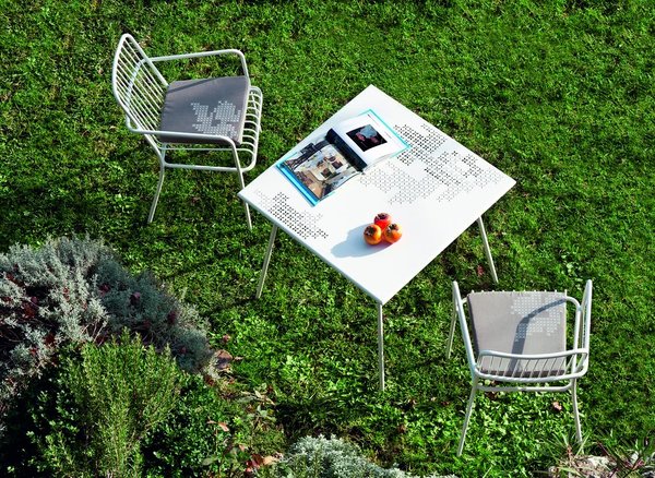 La collection Crochet reprend la technique du point de croix, pour orner la table, les chaises et les coussins. Le mobilier est réalisé en fer, et les chaises sont empilables.