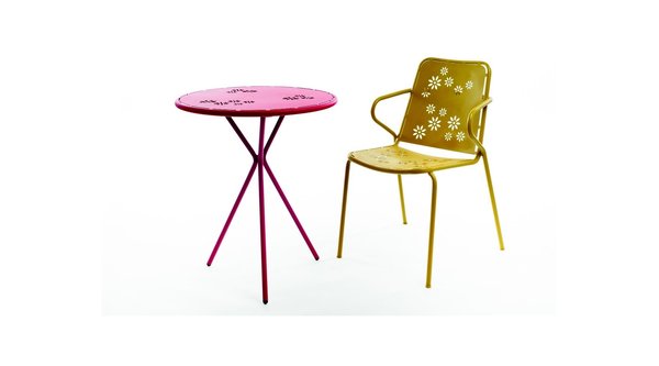 La ligne en fer Happy Hour se marie très bien à tous les styles de terrasses et de jardins. Les coloris pop et le décor floral achèvent de sublimer la gamme.