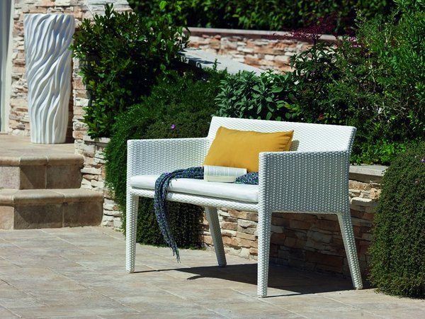 Cette banquette Sunlace a une structure en aluminium gainée de résine tressée WaProLace®, ultra-résistante au soleil et aux intempéries.