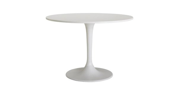 Une table blanche toute ronde pour accueillir 4 personnes. Modèle Docksta chez Ikea.